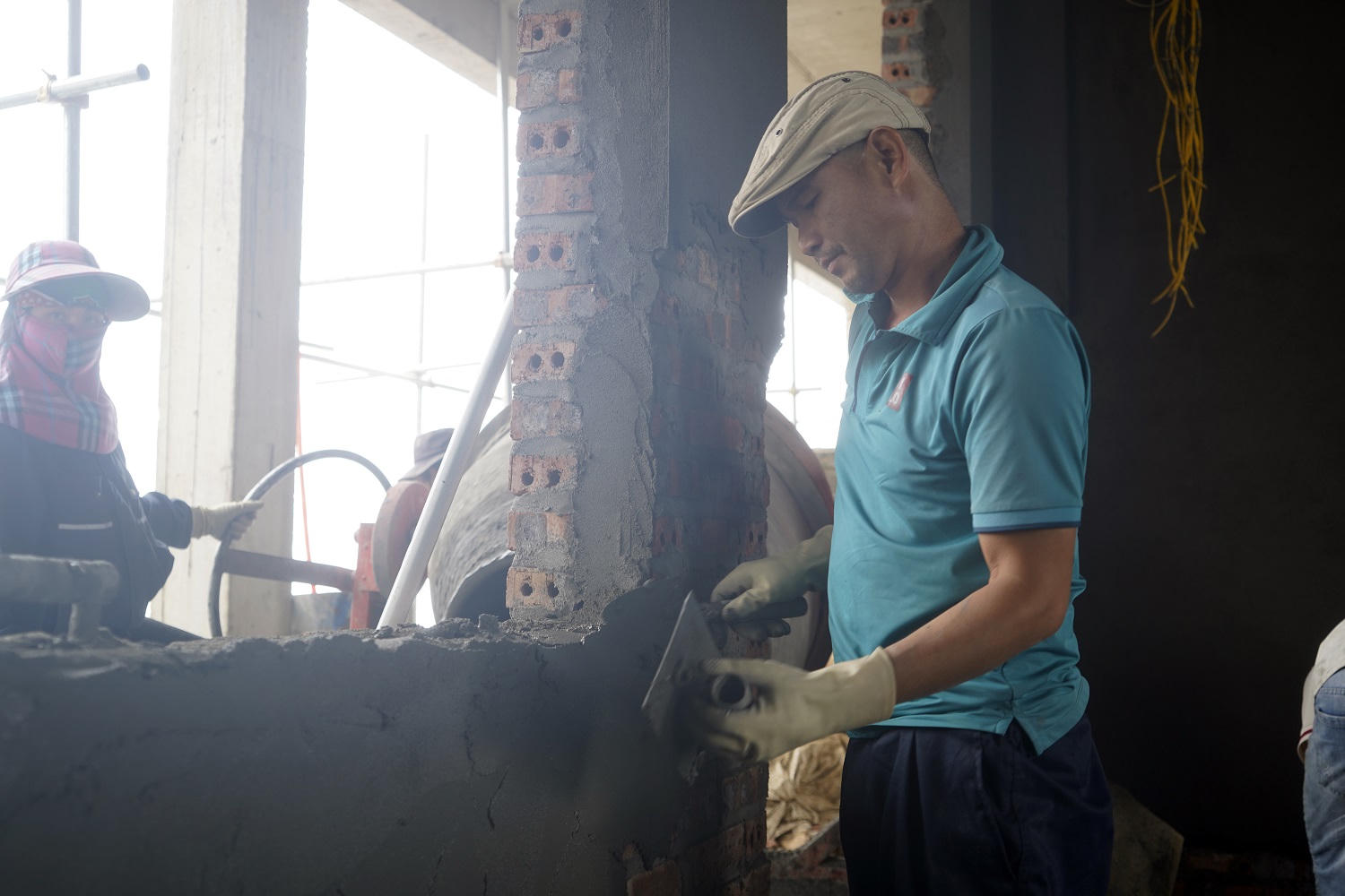 Công nhân tăng ca làm việc cả ngày lẫn đêm để tăng tốc tiến độ thi công.