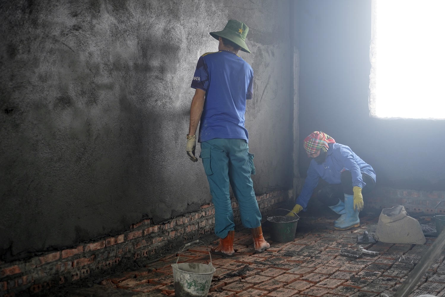 Công nhân tăng ca làm việc cả ngày lẫn đêm để tăng tốc tiến độ thi công.