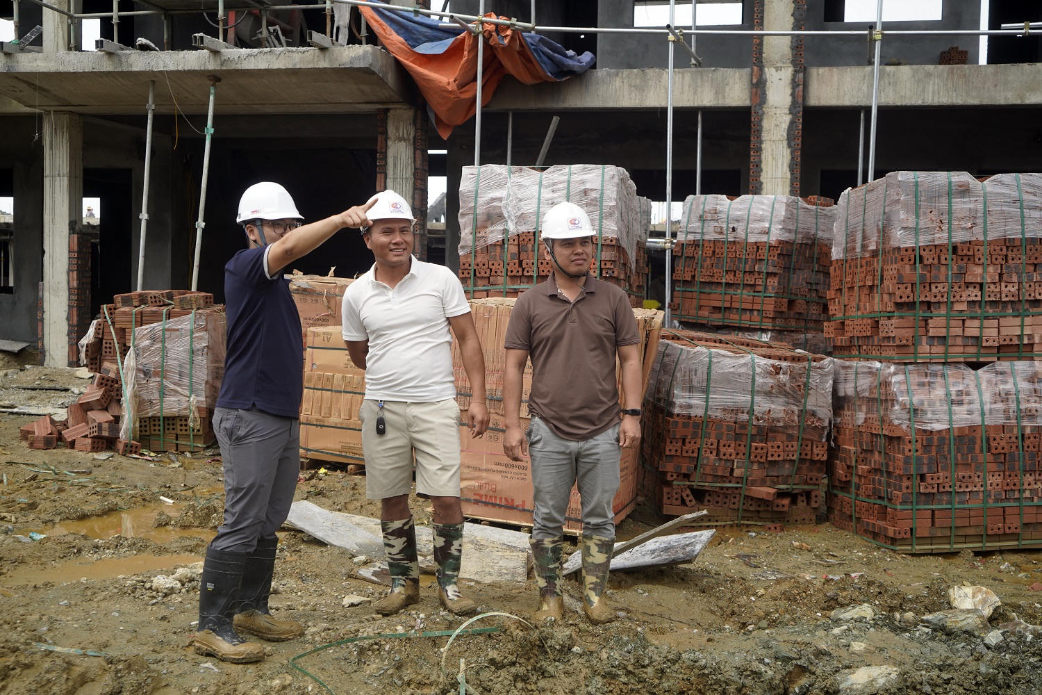 Ban Chỉ huy công trường có mặt 24/24 để chỉ huy thúc giục công nhân làm việc sao cho đảm bảo tiến độ.