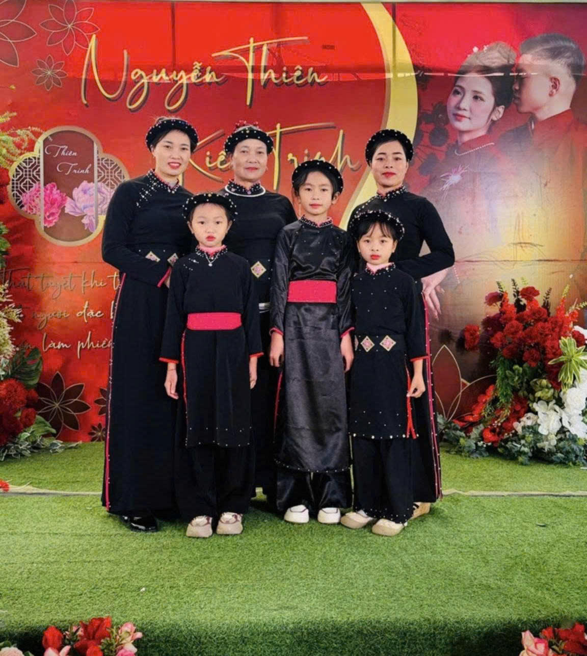 Trang phục truyền thống của người Tày được trao truyền qua nhiều thế hệ, từ những người lớn tuổi đến các em nhỏ trong gia đình.