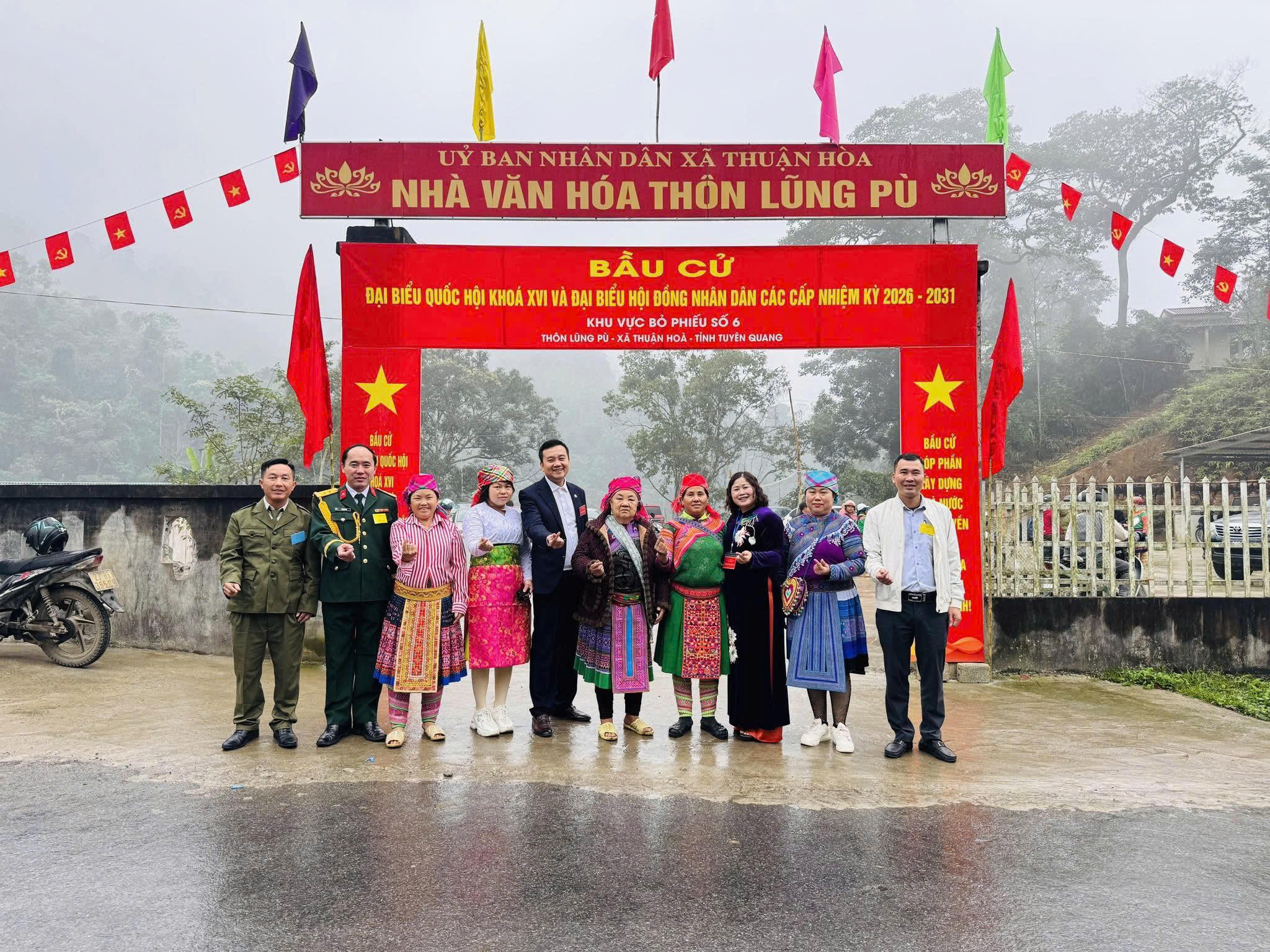 Đồng bào dân tộc thiểu số tại Thuận Hòa diện những bộ trang phục truyền thống được làm cầu kỳ.