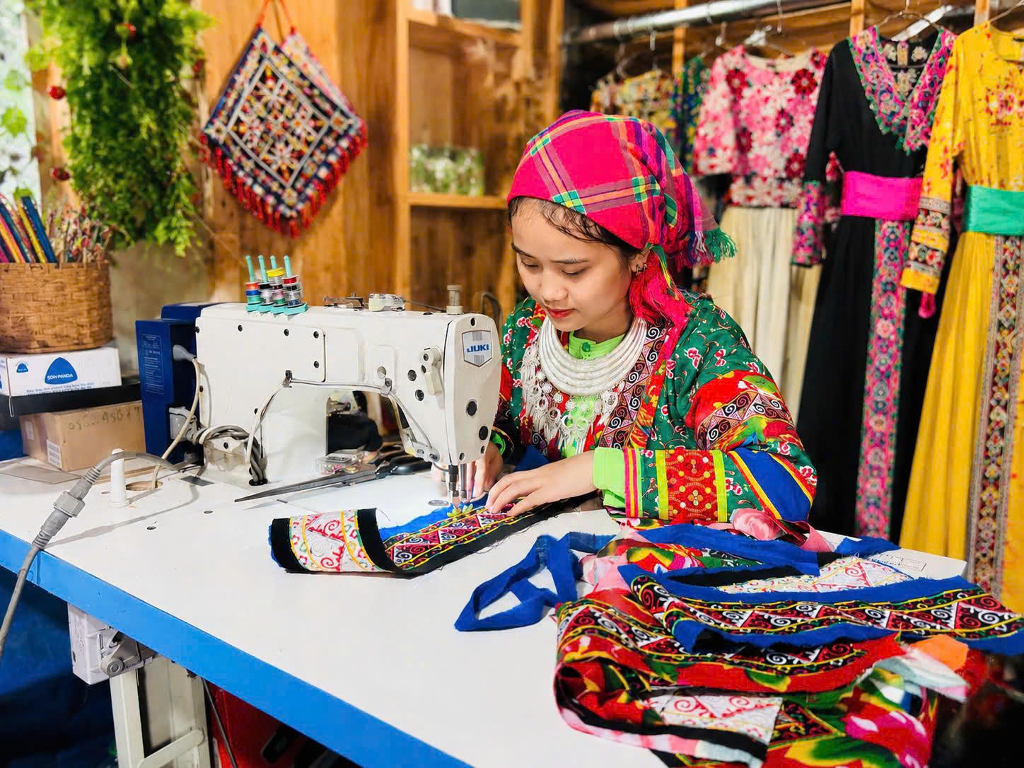 Chị Vàng Thị Thủy miệt mài với công việc hàng ngày là lưu giữ nghề truyền thống của người Mông.