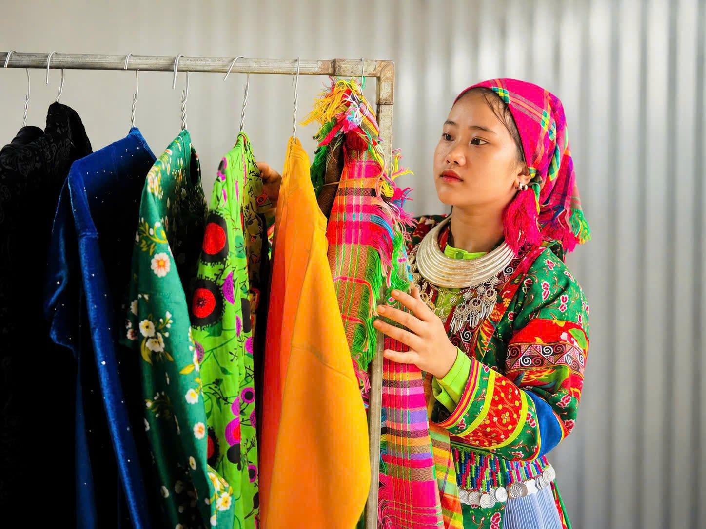Trang phục của người phụ nữ Mông được làm thủ công bằng tay khá cầu kỳ.