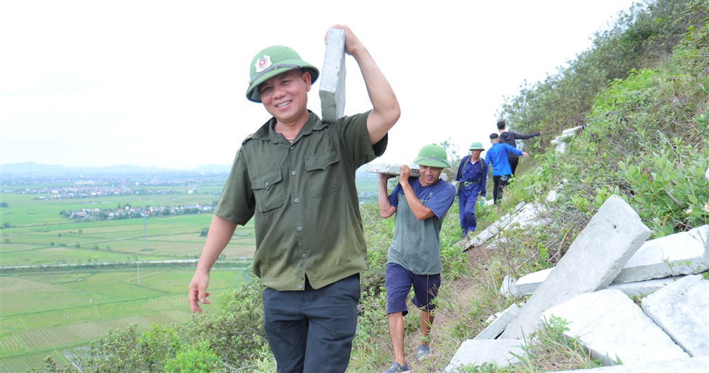 Cán bộ, nhân dân chung sức, chung lòng phục dựng công trình — Góp một phần sức mình để gìn giữ dấu ấn lịch sử của quê hương.