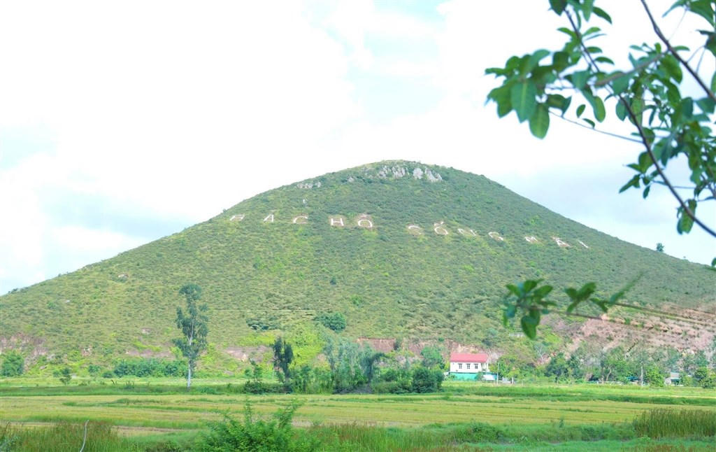 Dòng chữ lớn "BÁC HỒ SỐNG MÃI" được dựng tạo tháng 12/1969.