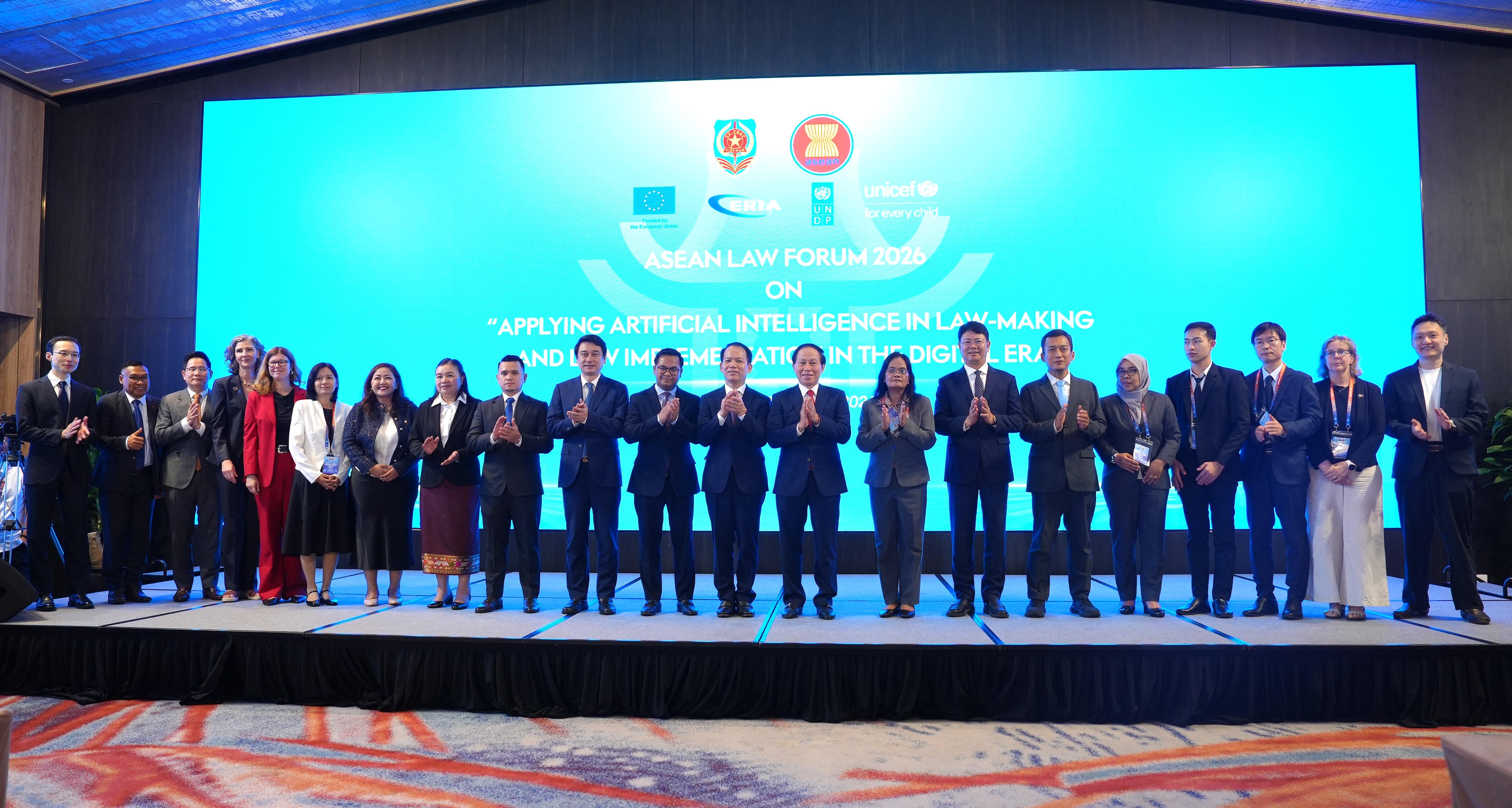Ph&oacute; Thủ tướng L&ecirc; Tiến Ch&acirc;u, Bộ trưởng Bộ Tư ph&aacute;p Ho&agrave;ng Thanh T&ugrave;ng c&ugrave;ng c&aacute;c đại biểu tham dự Diễn đ&agrave;n.