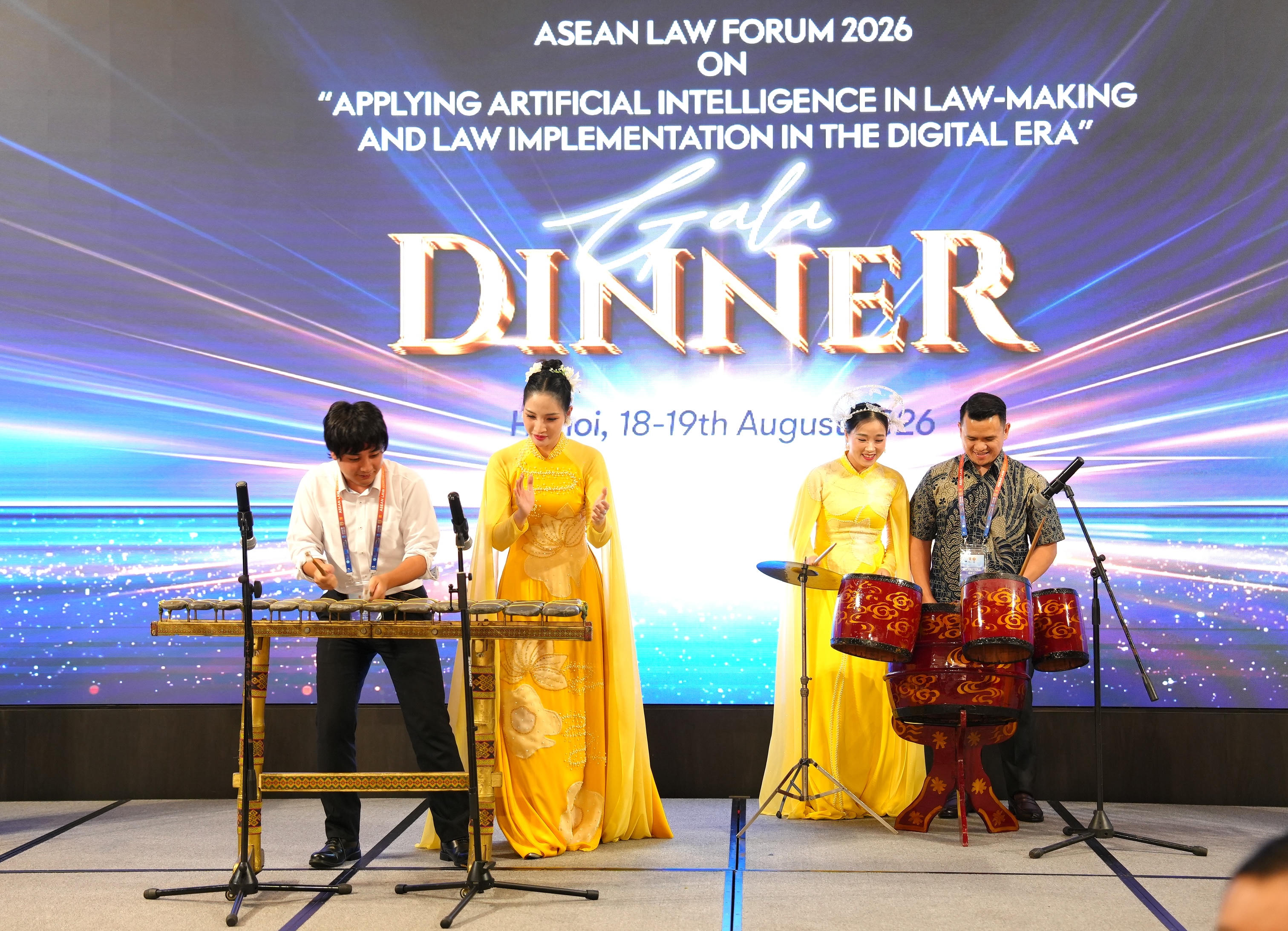 Đại biểu các nước ASEAN trải nghiệm nhạc cụ dân tộc Việt Nam