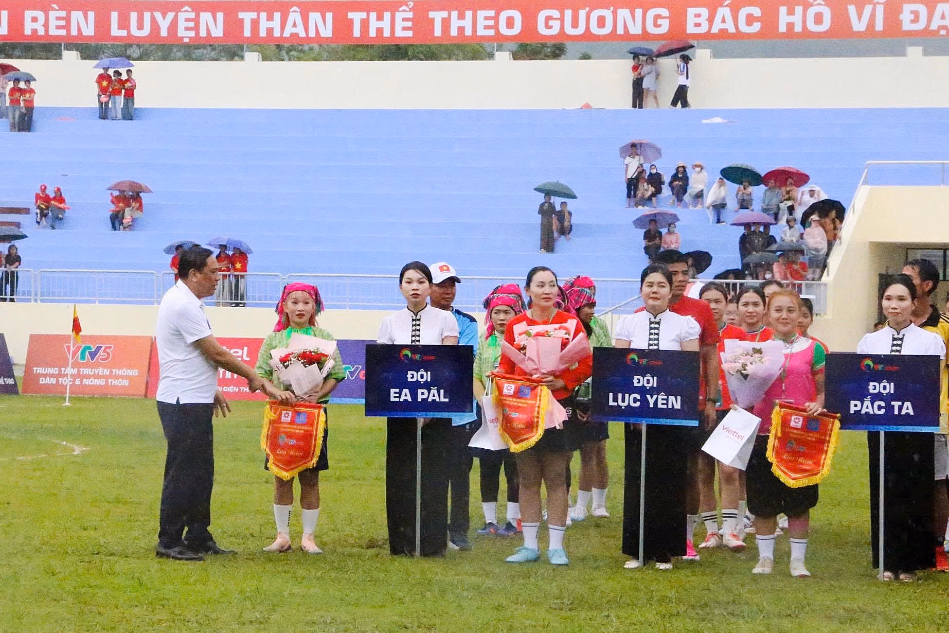 Giải đấu quy tụ 12 đội b&oacute;ng nữ c&aacute;c d&acirc;n tộc thiểu số đến từ c&aacute;c x&atilde;, phường tr&ecirc;n to&agrave;n quốc. (Ảnh: Nguyễn Hải)