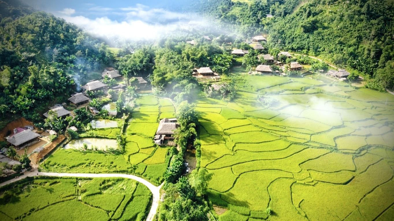 Xã Nghĩa Đô, tỉnh Lào Cai nằm giữa thung lũng xanh, bao quanh bởi núi rừng trùng điệp – một không gian tạo nên sức hấp dẫn riêng của vùng đất giàu bản sắc văn hóa Tày (Ảnh: Nguyễn Hải).