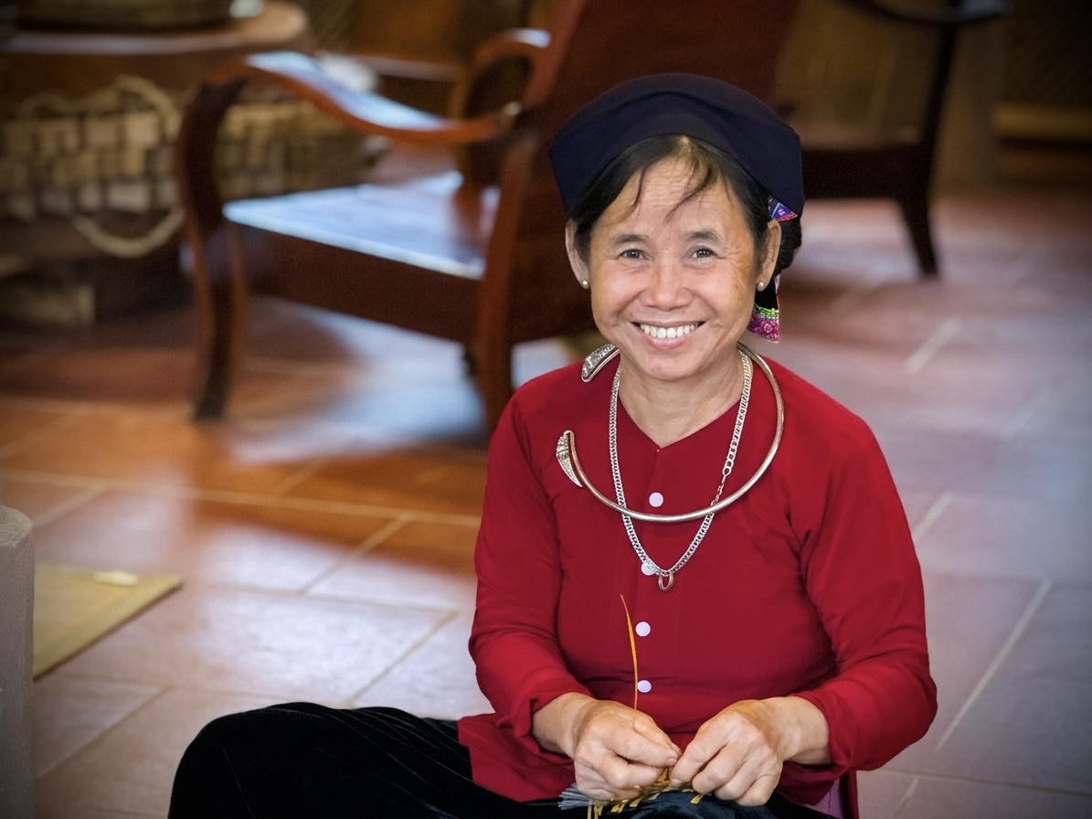 Để đan được một sản phẩm đẹp, cần có kỹ thuật vót nan đều tay kỹ thuật chẻ nan quyết định đến thành công của sản phẩm đan lát (Ảnh: Nguyễn Hải).