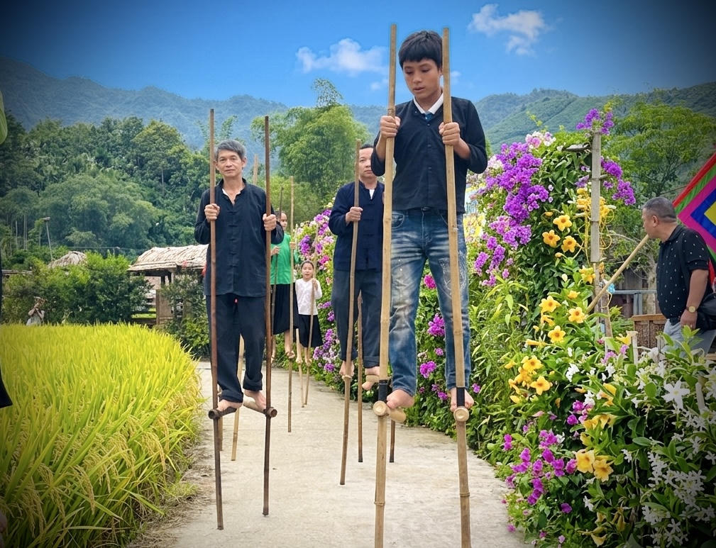 Du lịch cộng đồng ở Nghĩa Đô bắt đầu từ những điều bình dị nhất: ăn, ở, trải nghiệm và hòa mình vào đời sống thường nhật của người dân bản địa. (Ảnh: Nguyễn Hải).