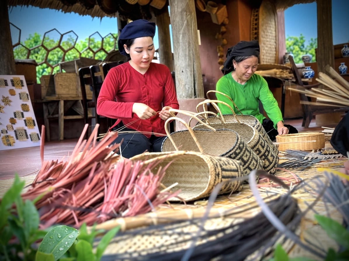 Đan lát là nghề thủ công truyền thống của người Tày ở Nghĩa Đô. Từ nguyên liệu sẵn có từ tự nhiên: Giang, nứa, cọ, mây, vầu, người Tày đã tạo ra nhiều vật dụng thiết yếu trong gia đình (Ảnh: Nguyễn Hải).
