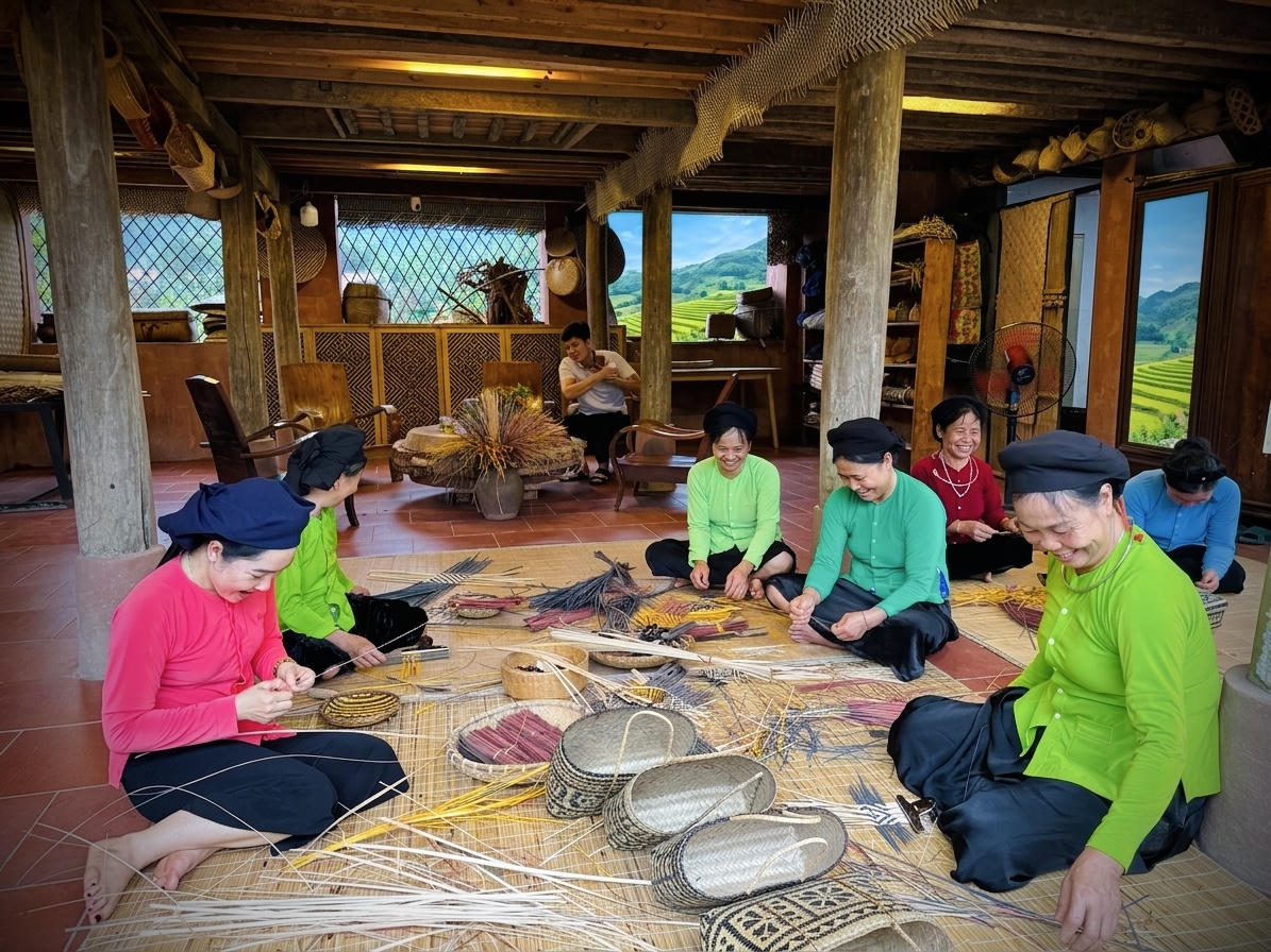 Mỗi sản phẩm đan lát đòi hỏi sự tỉ mỉ từ khâu chẻ, vót nan đến đan hoàn thiện. Nghề truyền thống vì thế được trao truyền từ thế hệ này sang thế hệ khác.(Ảnh: Nguyễn Hải).