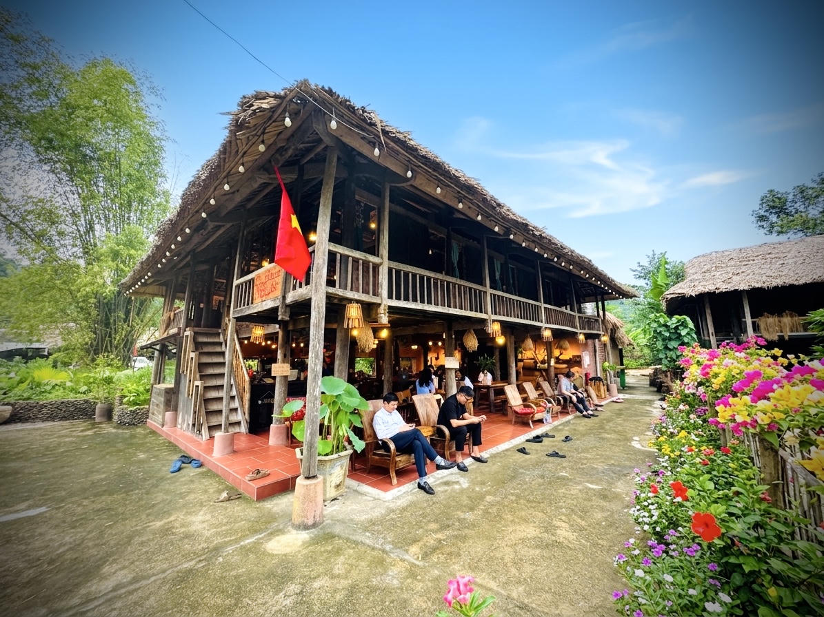 Đồng bào dân tộc Tày chiếm hơn một nửa dân số xã Nghĩa Đô, góp phần tạo nên bản sắc văn hóa đặc trưng của vùng đất này. Hơn 1.000 ngôi nhà sàn cổ vẫn được người dân gìn giữ. Với người Tày, đó không chỉ là nơi ở mà còn là một phần ký ức và đời sống văn hóa của cộng đồng. (Ảnh: Nguyễn Hải).