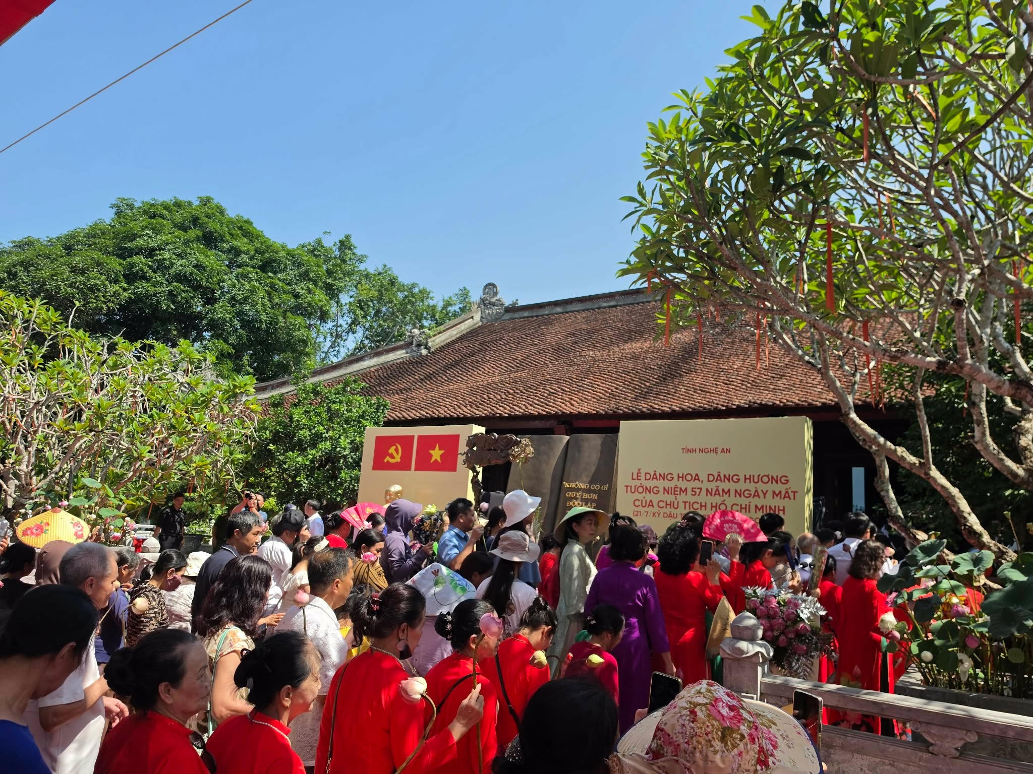 Từ khắp mọi miền, người dân Việt Nam hành hương về quê Bác trong ngày lễ trọng đại.