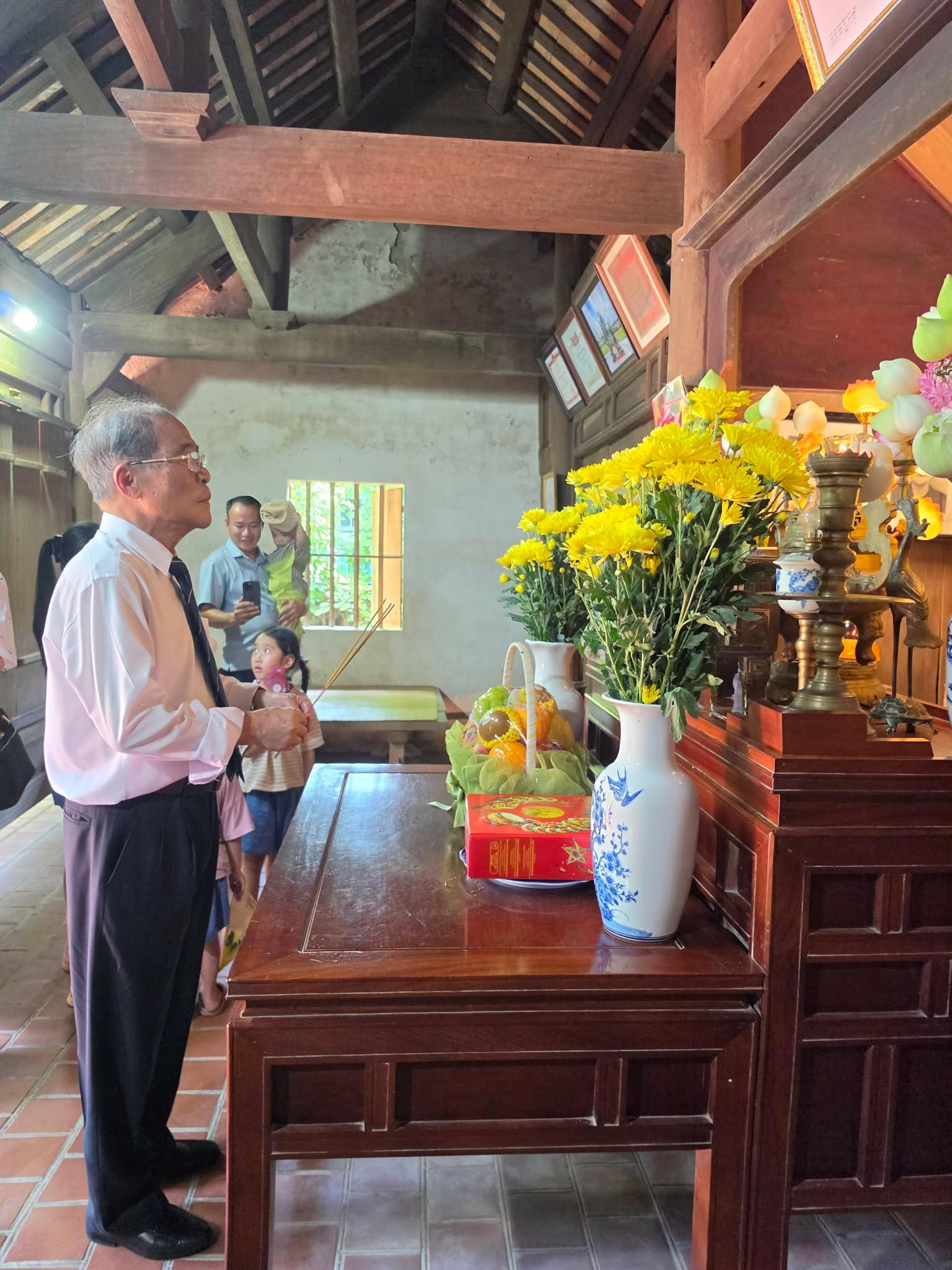 Nguyên Chủ tịch Quốc hội Nguyễn Sinh Hùng dâng hương tưởng nhớ ngày mất của Bác Hồ (trái).Gần 30 năm qua, ông Nguyễn Hoài Sử 79 tuổi (bìa phải) từ Quảng Nam lại về Kim Liên dâng hương tưởng nhớ Chủ tịch Hồ Chí Minh mỗi ngày giỗ (phải).