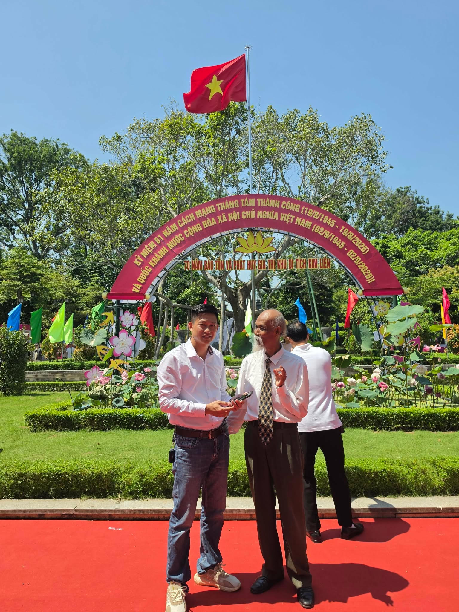 Nguyên Chủ tịch Quốc hội Nguyễn Sinh Hùng dâng hương tưởng nhớ ngày mất của Bác Hồ (trái).Gần 30 năm qua, ông Nguyễn Hoài Sử 79 tuổi (bìa phải) từ Quảng Nam lại về Kim Liên dâng hương tưởng nhớ Chủ tịch Hồ Chí Minh mỗi ngày giỗ (phải).