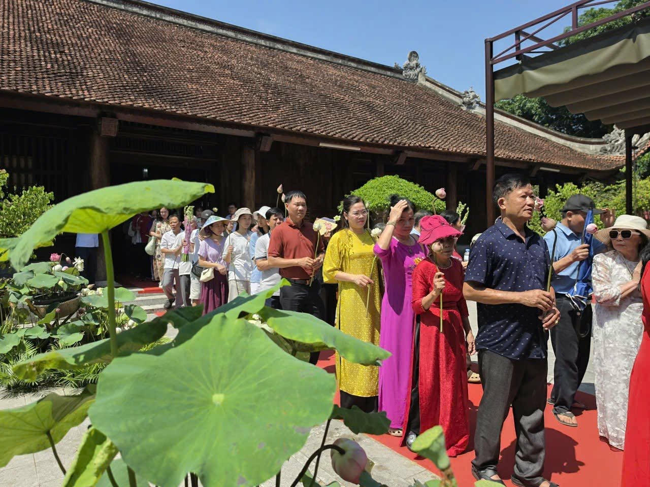 Dâng lên đóa hoa sen tươi thắp trước anh linh của Người.