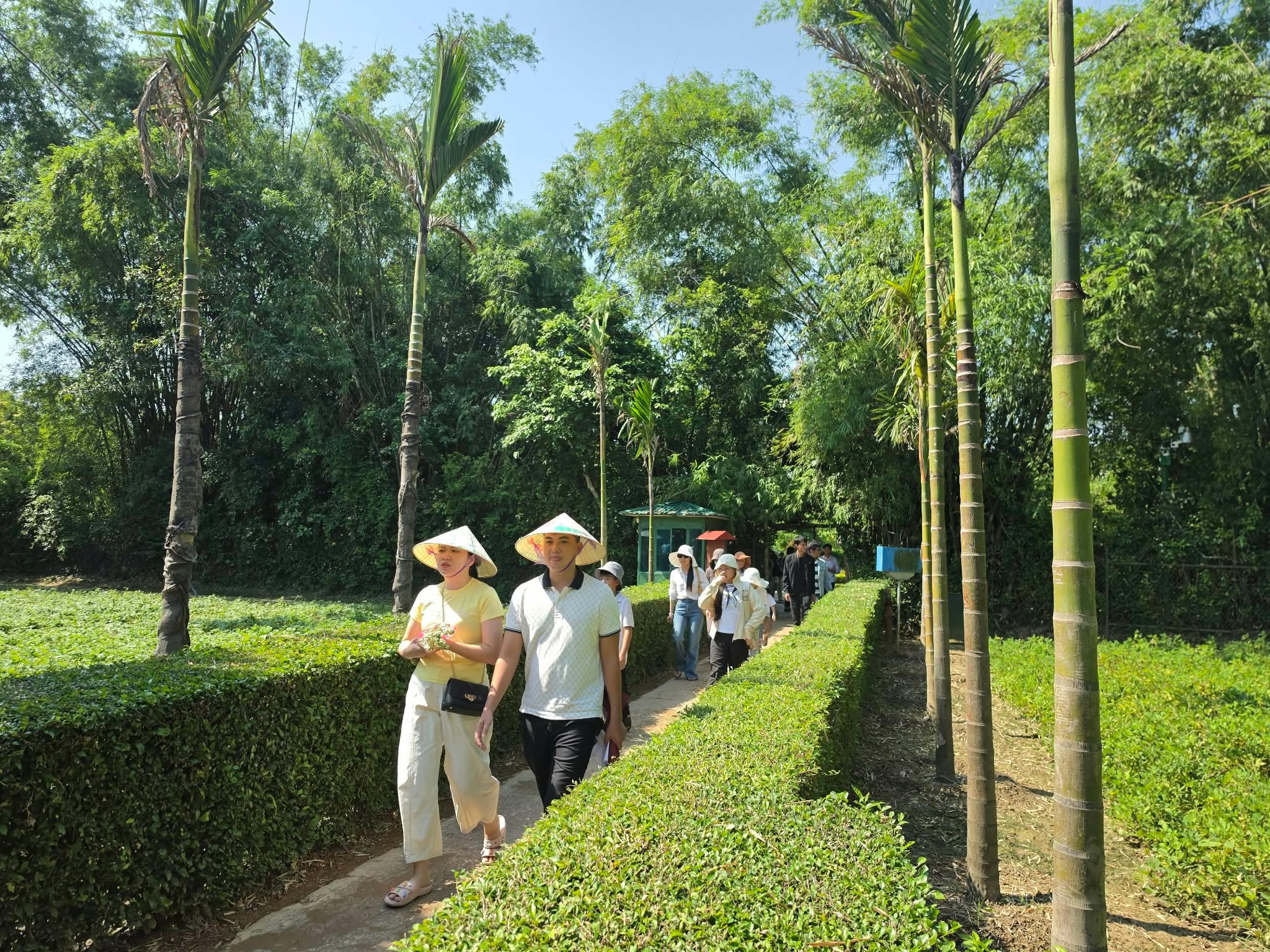 Du khách thập phương về thăm quê ngoại Bác Hồ.