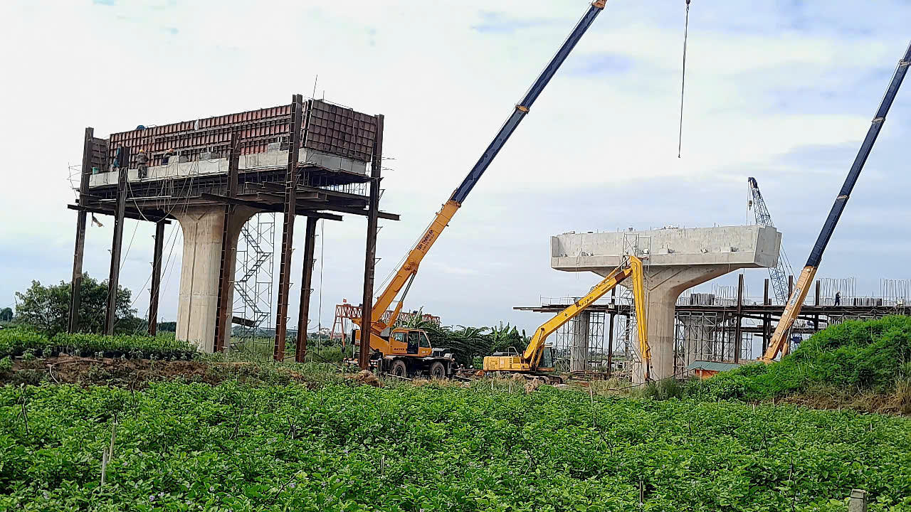 Cầu bắc qua sông Hồng, nối hai xã Hồng Vân - Thường Tín (Hà Nội) và Văn Giang (Hưng Yên). Công trình được thiết kế dài hơn 2km, mặt cắt ngang rộng 24,5m, gồm 4 làn xe cơ giới và mỗi bên bố trí 1 làn dành cho xe máy, xe thô sơ.