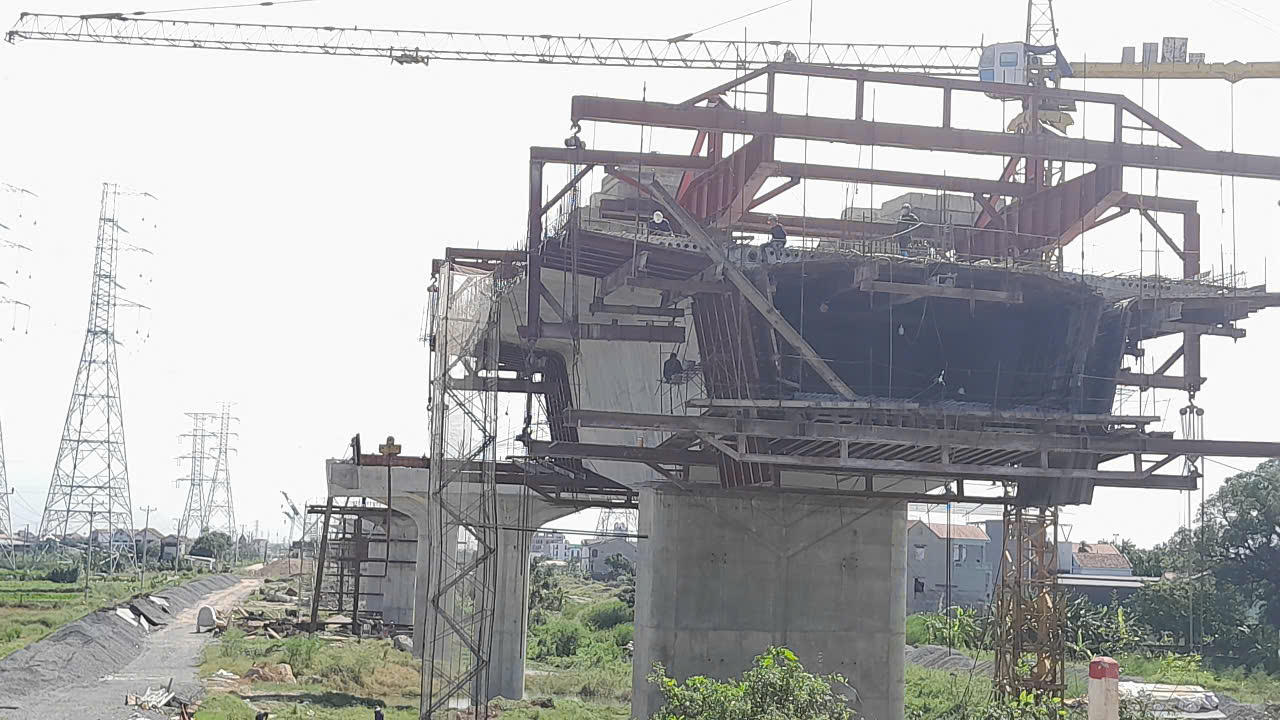 Cầu bắc qua sông Hồng, nối hai xã Hồng Vân - Thường Tín (Hà Nội) và Văn Giang (Hưng Yên). Công trình được thiết kế dài hơn 2km, mặt cắt ngang rộng 24,5m, gồm 4 làn xe cơ giới và mỗi bên bố trí 1 làn dành cho xe máy, xe thô sơ.