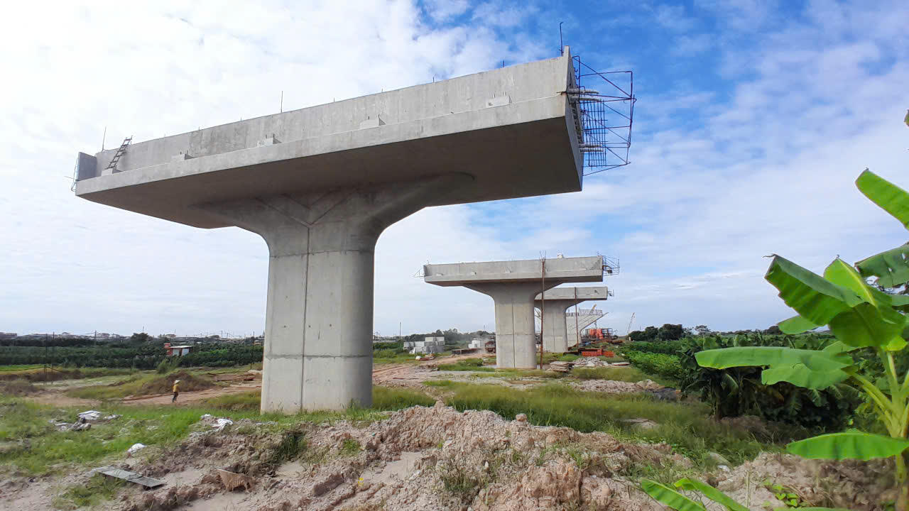 Cầu bắc qua sông Hồng, nối hai xã Hồng Vân - Thường Tín (Hà Nội) và Văn Giang (Hưng Yên). Công trình được thiết kế dài hơn 2km, mặt cắt ngang rộng 24,5m, gồm 4 làn xe cơ giới và mỗi bên bố trí 1 làn dành cho xe máy, xe thô sơ.