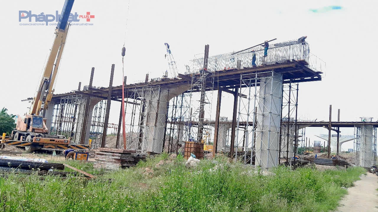 Cầu Mễ Sở và đường dẫn dài gần 14km, có điểm đầu tại nút giao giữa Quốc lộ 1A và Vành đai 4; điểm cuối tại nút giao giữa cao tốc Hà Nội - Hải Phòng và Vành đai 4, với tổng mức đầu tư gần 4.900 tỷ đồng.