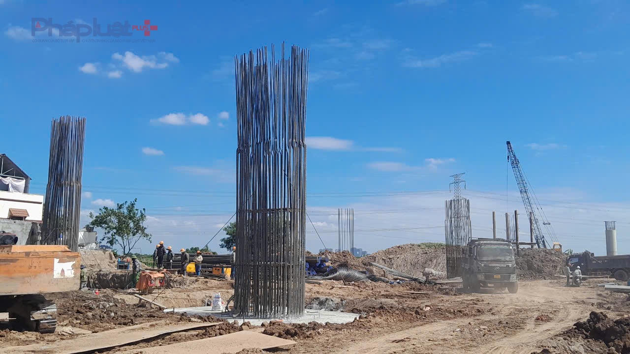 Một số trụ cầu đang được đơn vị thi công làm thép và tiến hành đổ bê tông.