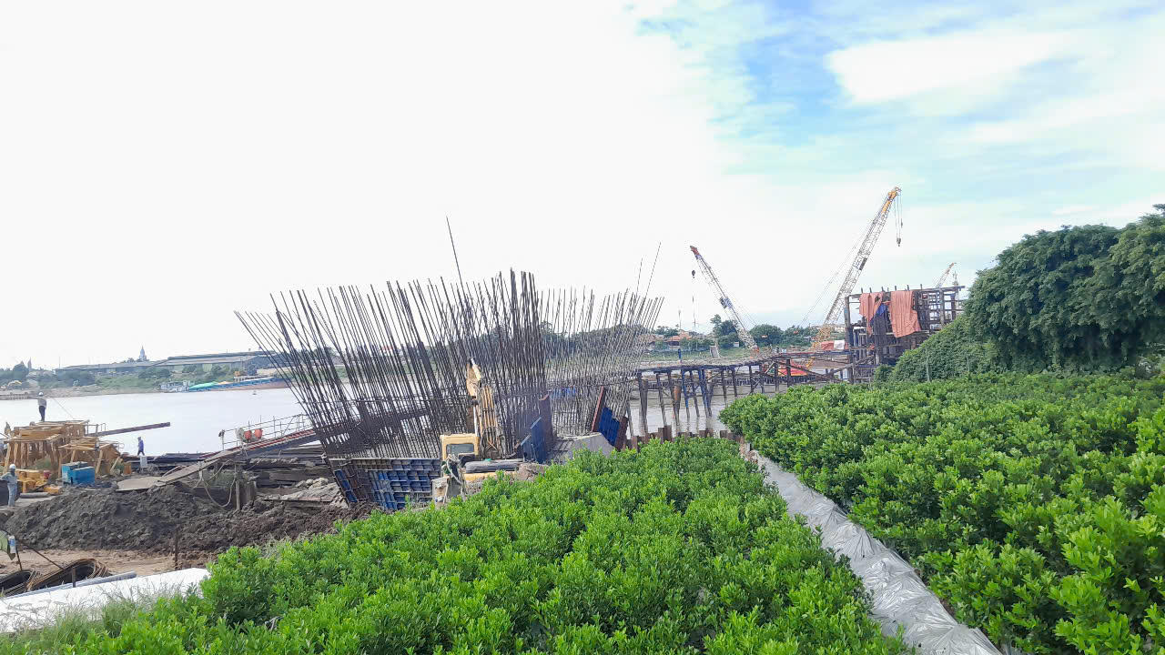 Phần thi công qua sông Hồng nối Hưng Yên với Hà Nội, đây là phần thi công được cho là khó nhất và mất nhiều thời gian do yếu tố thủy văn, địa hình phức tạp cũng được đơn vị thi công đã hoàn thành các móng cầu và trụ cầu.