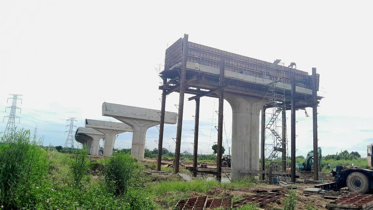 Nơi dự án chạy qua là khu vực ngoài bãi sông Hồng, chủ yếu là hoa màu người dân, không có nhà cửa, công trình kiên cố nên việc có mặt bằng sạch để thực hiện dự án gặp nhiều thuận lợi..