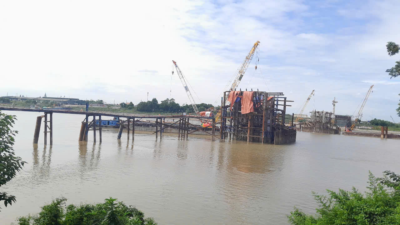Phần thi công qua sông Hồng nối Hưng Yên với Hà Nội, đây là phần thi công được cho là khó nhất và mất nhiều thời gian do yếu tố thủy văn, địa hình phức tạp cũng được đơn vị thi công đã hoàn thành các móng cầu và trụ cầu.