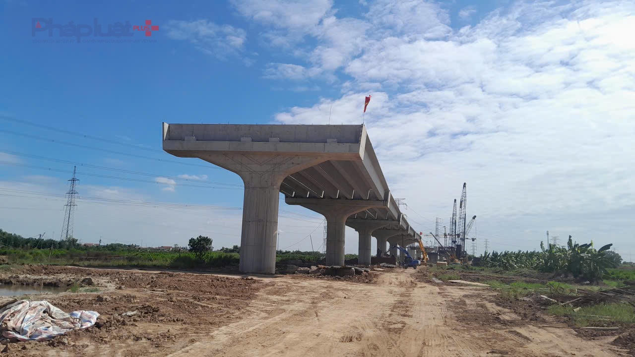 Một số dầm cầu đã được đưa lên các trụ cầu liên kết các nhịp thành hình.