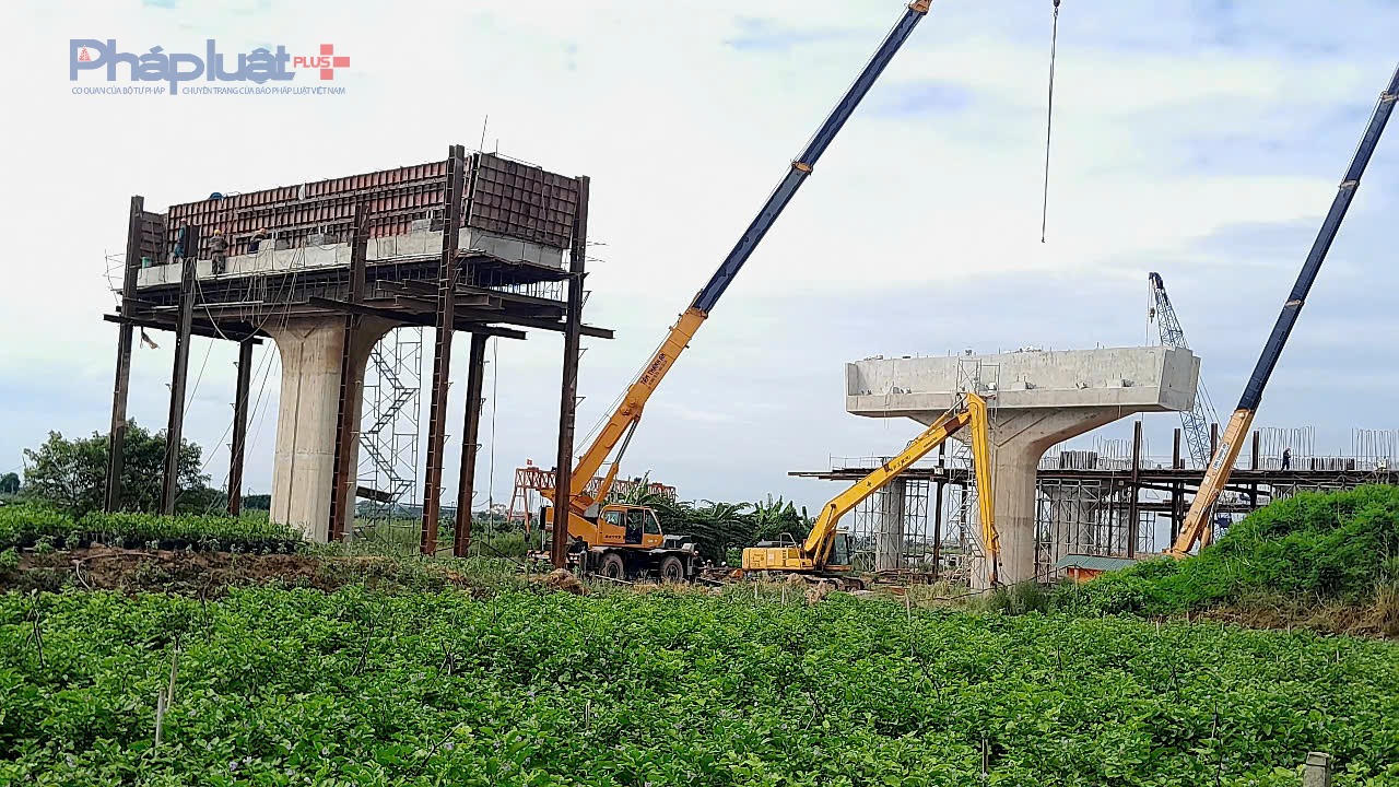 Theo thiết kế, cầu Mễ Sở có tổng cộng 116 cọc khoan nhồi, đường kính 2,2m. Cầu Mễ Sở không chỉ là cây cầu mới bắc qua sông Hồng mà còn là hạng mục chiến lược, thuộc nhóm 3 cây cầu lớn trên tuyến Vành đai 4 gồm: Mễ Sở, Hồng Hà và Hoài Thượng.