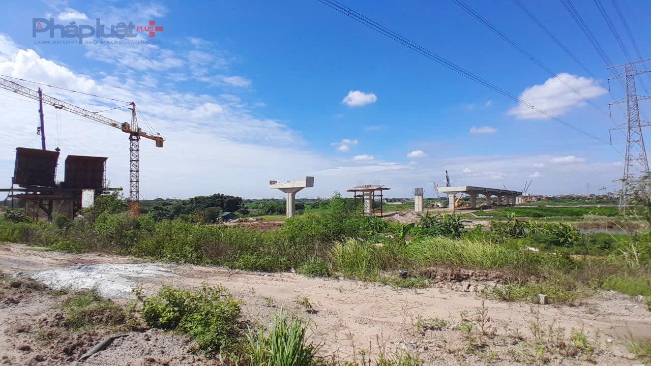 Nhìn từ trên đê hữu Hồng (phía Văn Giang, Hưng Yên), cầu Mễ Sở chạy qua sẽ bám sát đường dây tải điện 500kV.