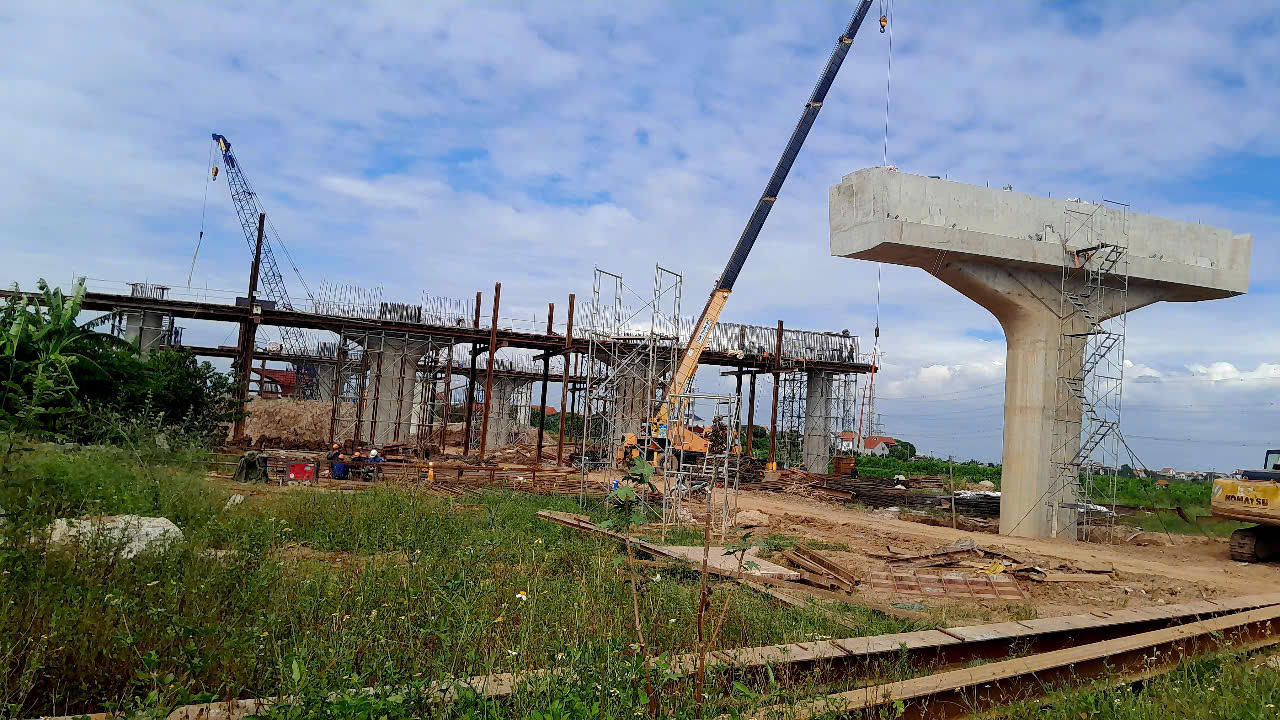 Cầu bắc qua sông Hồng, nối hai xã Hồng Vân - Thường Tín (Hà Nội) và Văn Giang (Hưng Yên). Công trình được thiết kế dài hơn 2km, mặt cắt ngang rộng 24,5m, gồm 4 làn xe cơ giới và mỗi bên bố trí 1 làn dành cho xe máy, xe thô sơ.