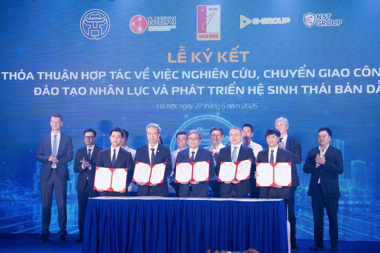 UBND TP Hà Nội ký thỏa thuận hợp tác với 4 đơn vị về đào tạo nguồn nhân lực, nghiên cứu chuyển giao công nghệ trong phát triển hệ sinh thái bán dẫn. Ảnh: HNP