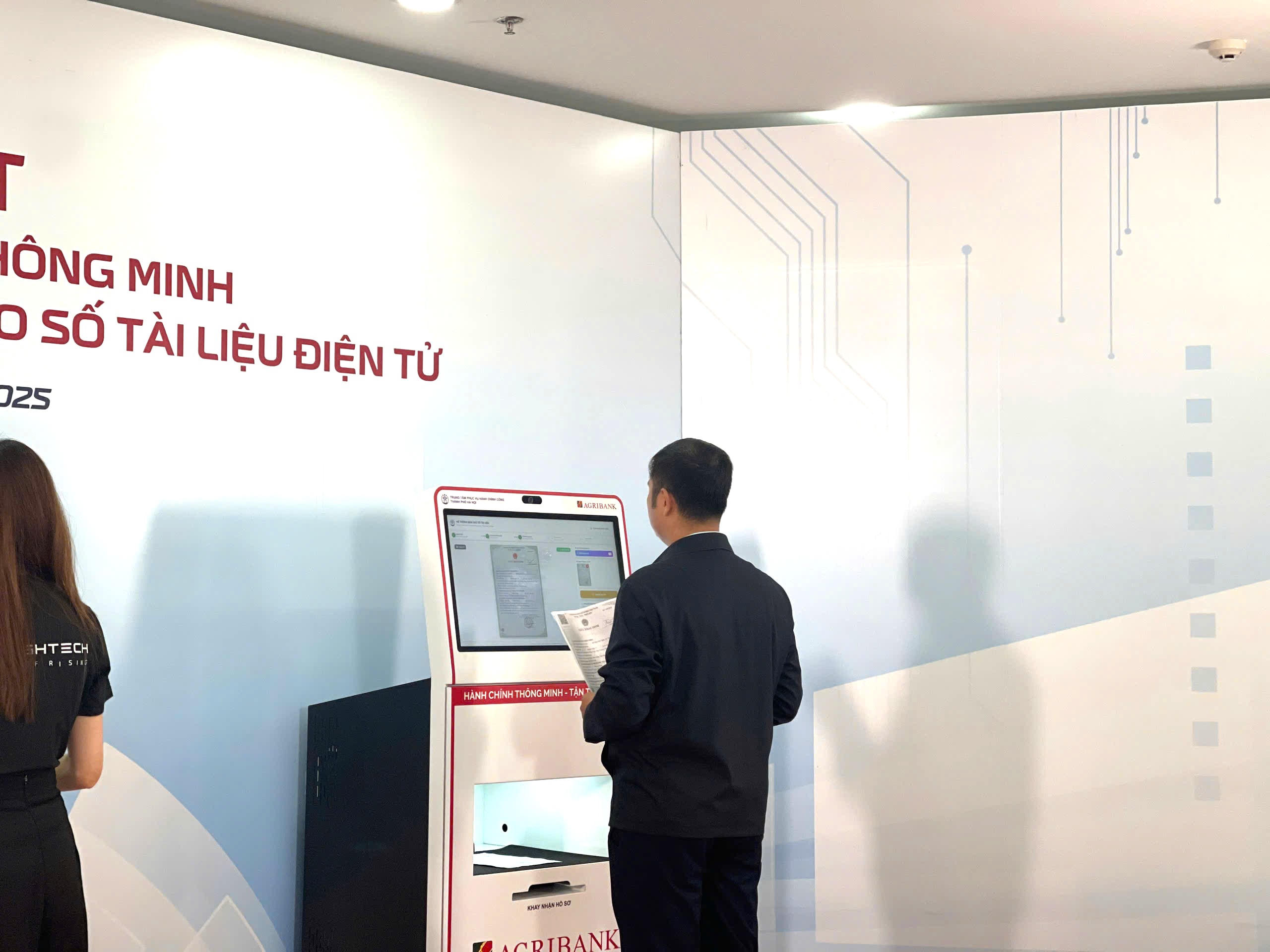 Người dân thực hiện thủ tục hành chính ngày càng thuận lợi hơn. Ảnh: PV
