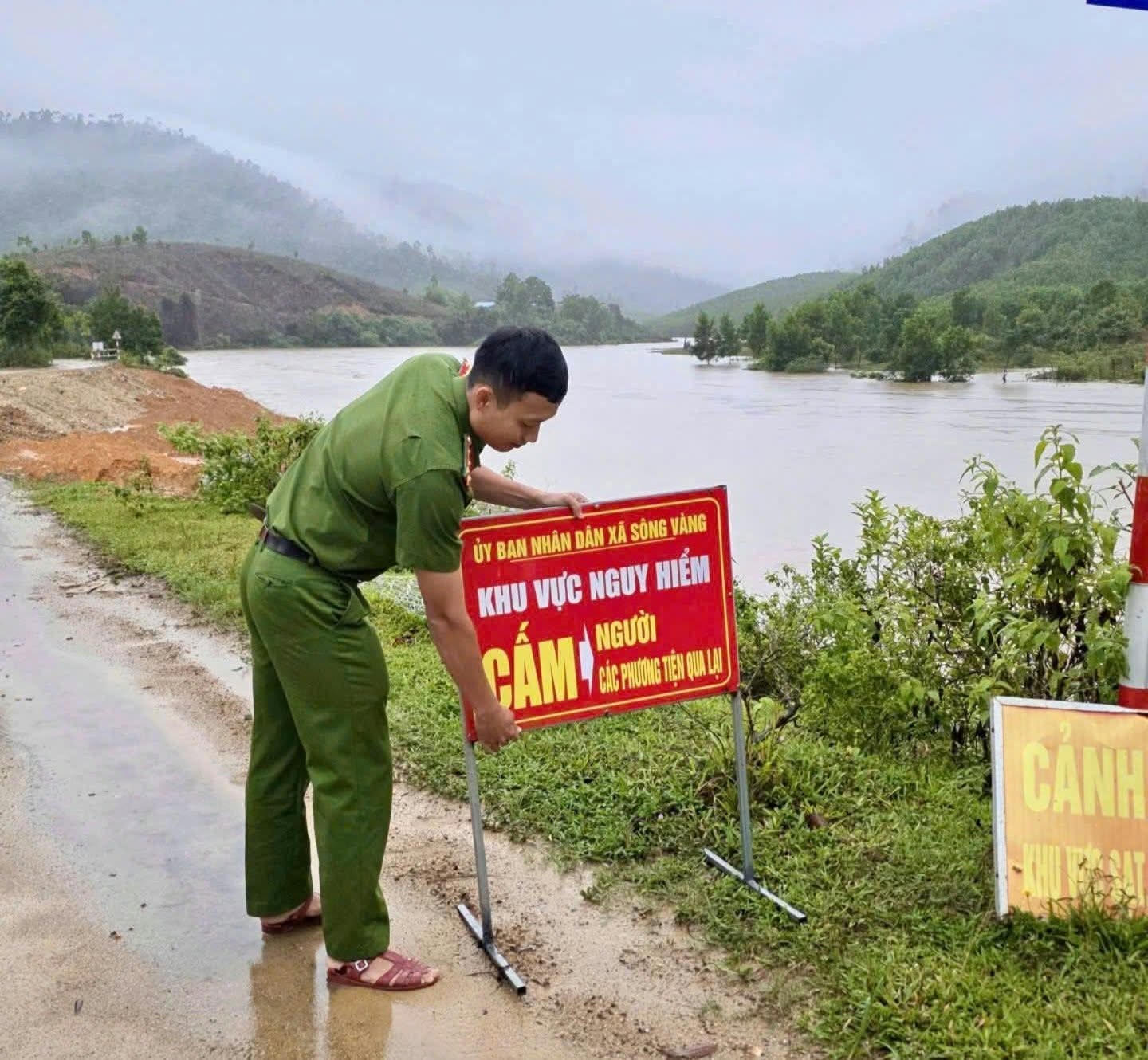 Công an xã Sông Vàng chủ động phòng ngừa, ứng phó mưa lớn nguy cơ gây ngập lụt.