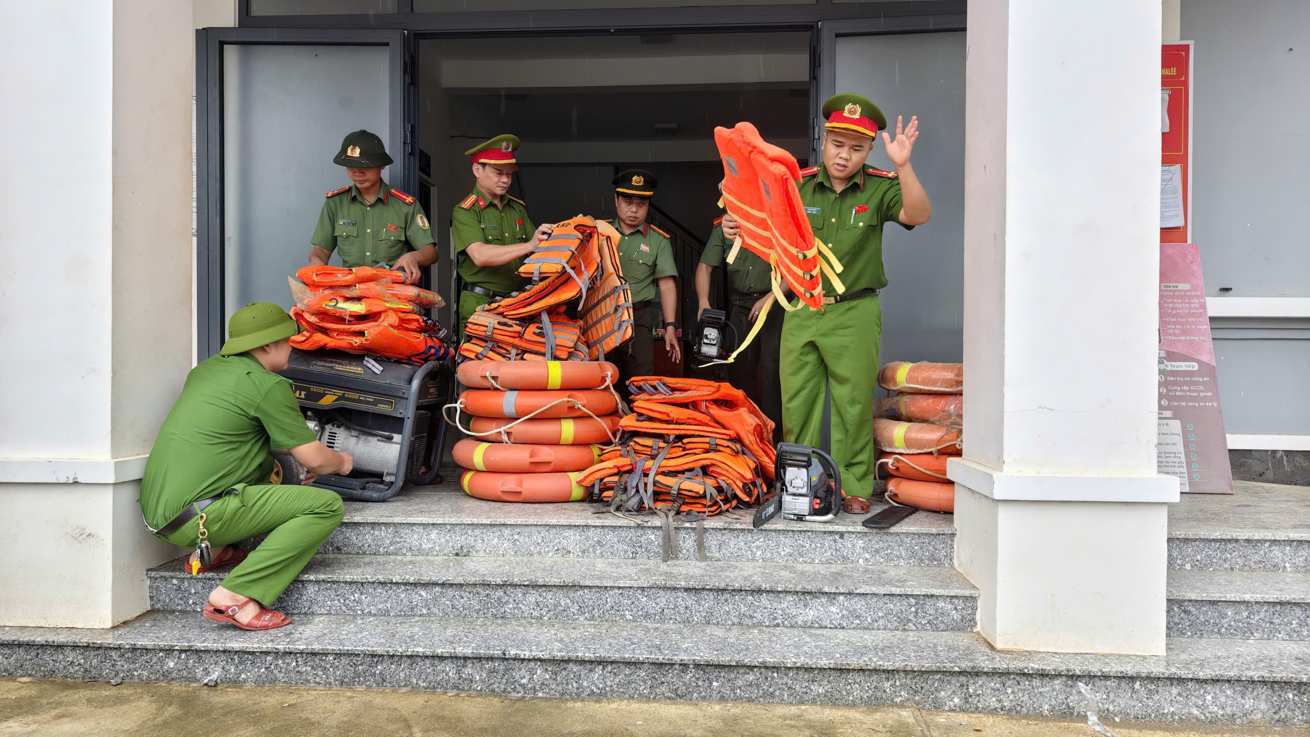 Công an xã Avương triển khai đồng bộ các phương án phòng, chống thiên tai và tìm kiếm cứu nạn.