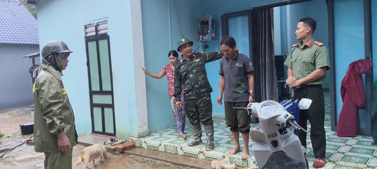 Công an xã Sông Kôn chủ động ứng phó mưa lớn.