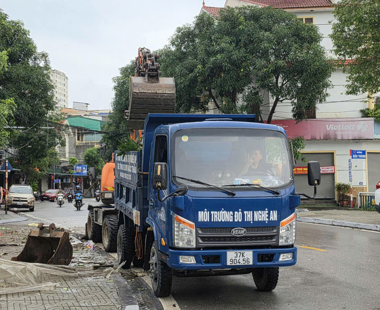 Rác thải trên đường được khẩn trương xử lý, Hào thành cổ vẫn ngập rác.