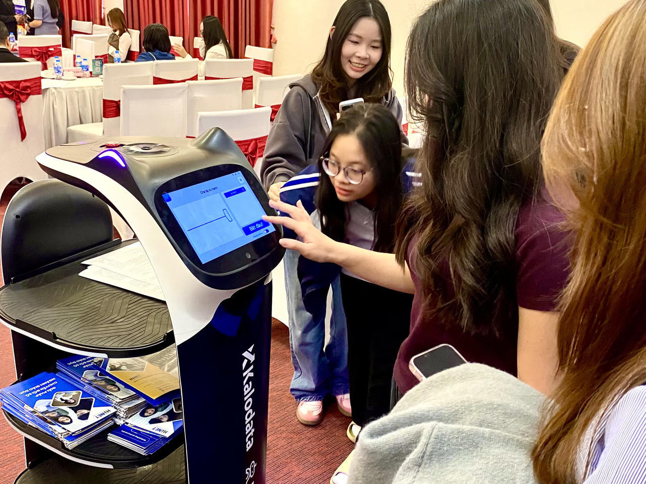 Các em sinh viên thích thú khám phá một robot thông minh. Ảnh: Ngọc Hương
