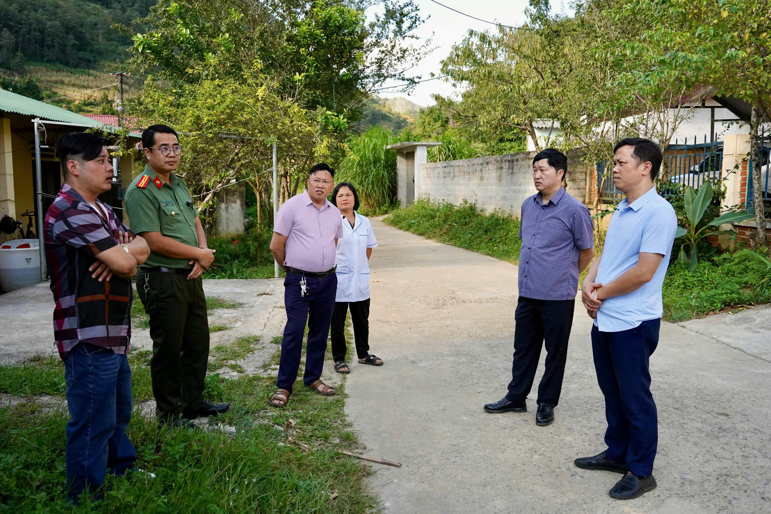 Lãnh đạo Đảng ủy xã Phố Bảng và lãnh đạo MTTQ xã thường xuyên xuống sinh hoạt, tuyên truyền bà con thực hiện nếp sống văn minh.