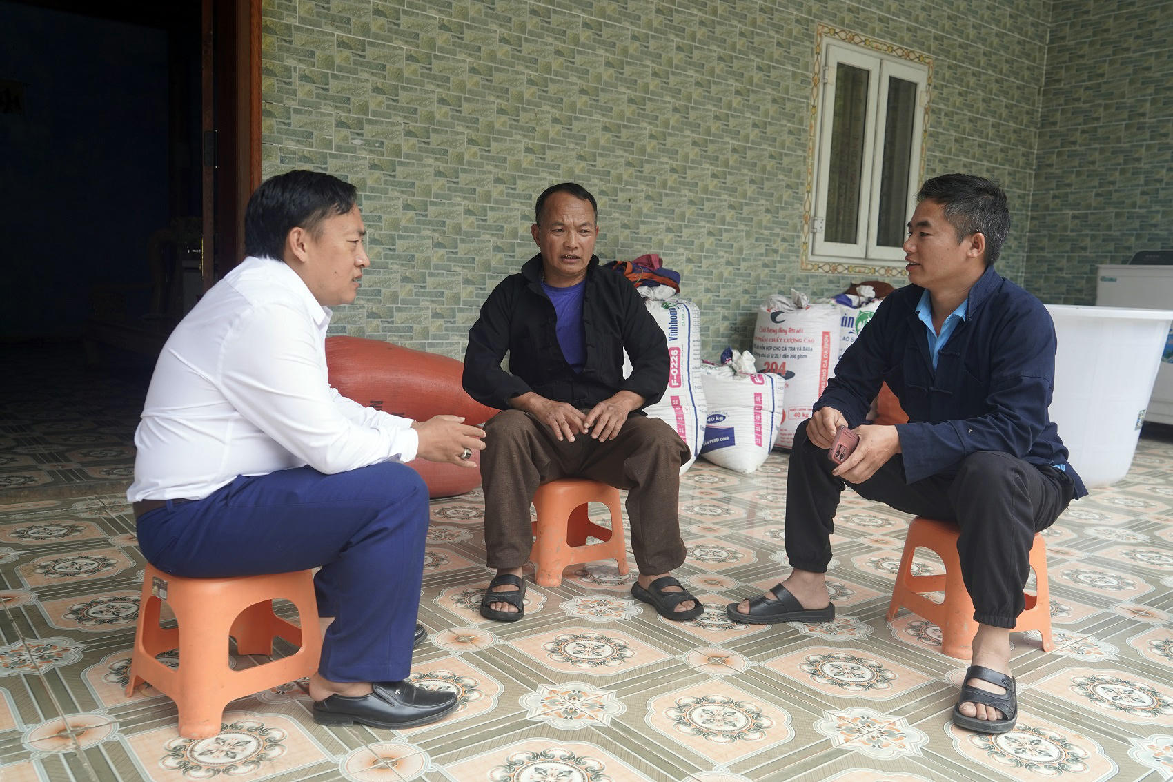 Lãnh đạo Đảng ủy xã Phố Bảng và lãnh đạo MTTQ xã thường xuyên xuống sinh hoạt, tuyên truyền bà con thực hiện nếp sống văn minh.