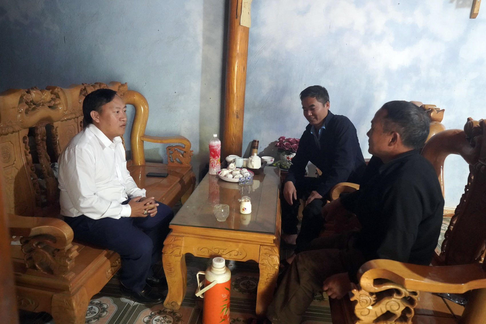 Lãnh đạo Đảng ủy xã Phố Bảng và lãnh đạo MTTQ xã thường xuyên xuống sinh hoạt, tuyên truyền bà con thực hiện nếp sống văn minh.