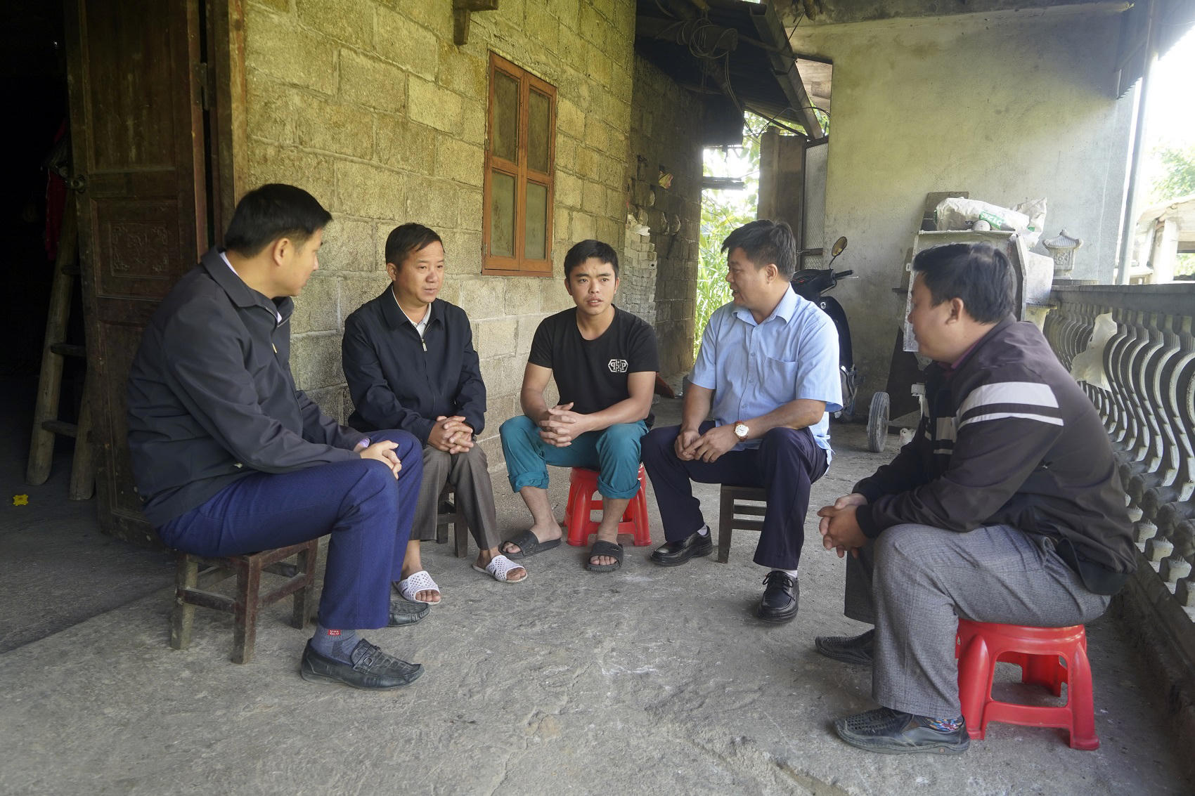 Không chỉ tuyên truyền bằng miệng một cách khô khan, lãnh đạo cấp ủy, chính quyền xã Khâu Vai còn xuống cùng bà con lao động, sản xuất, giao tiếp với bà con bằng tiếng Mông để truyền tải thông điệp thực hiện nếp sống văn minh trong sinh hoạt, cuộc sống.