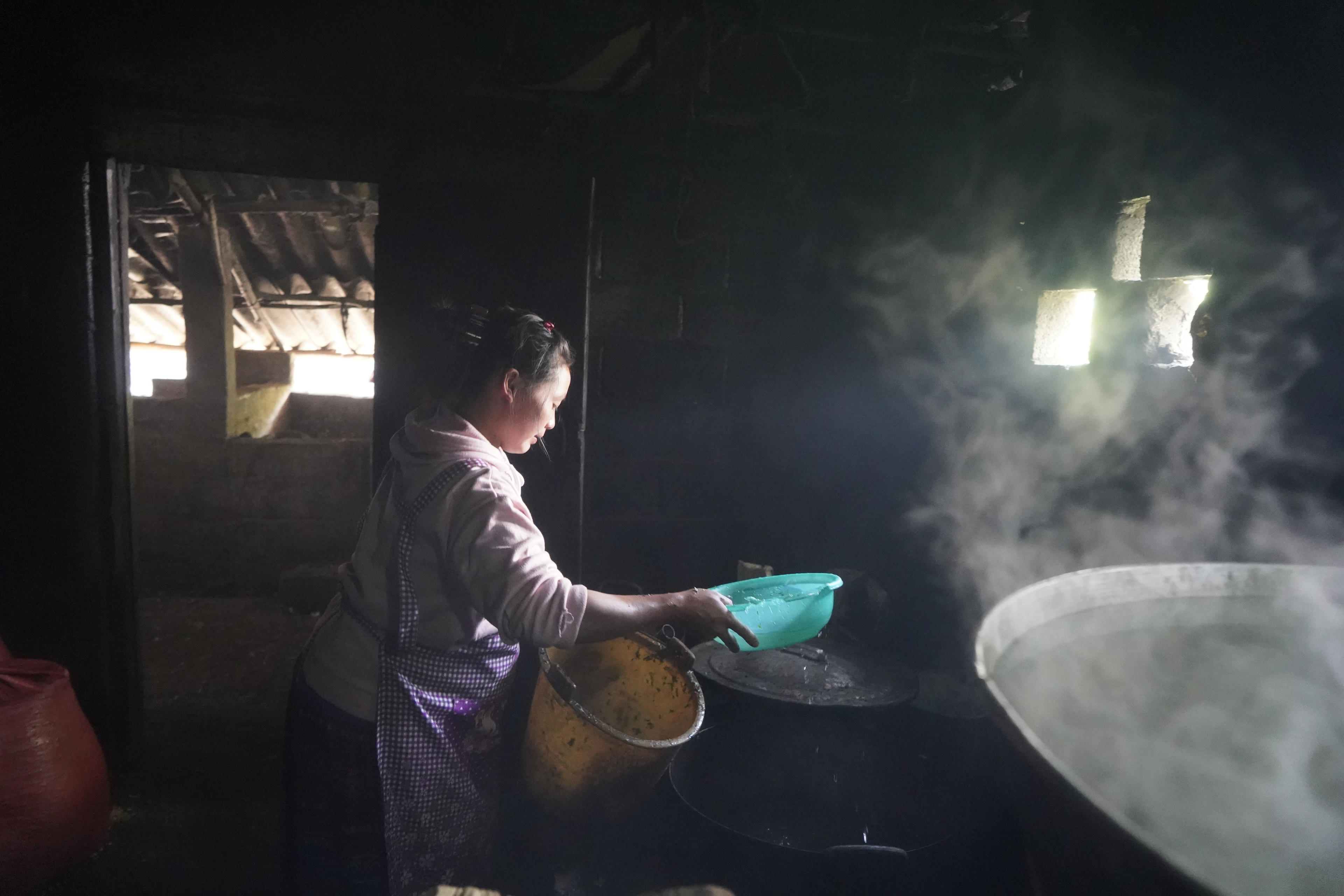 Nếp sống văn minh của bà con ở vùng cao được thể hiện qua việc tự đầu tư xây nhà vệ sinh tự hoại, nuôi nhốt bò, lợn tách biệt với nhà ở.