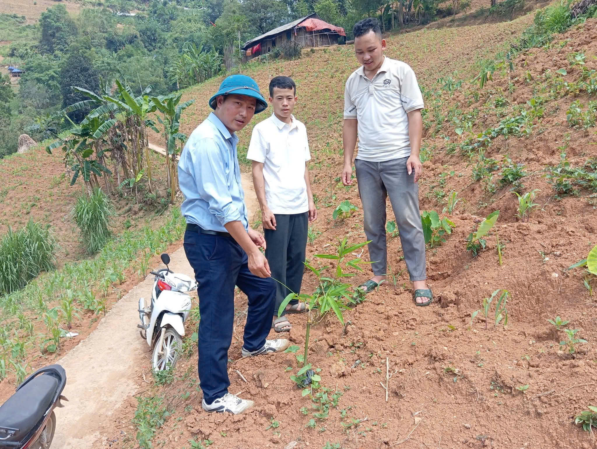 Không chỉ tuyên truyền bằng miệng một cách khô khan, lãnh đạo cấp ủy, chính quyền xã Khâu Vai còn xuống cùng bà con lao động, sản xuất, giao tiếp với bà con bằng tiếng Mông để truyền tải thông điệp thực hiện nếp sống văn minh trong sinh hoạt, cuộc sống.
