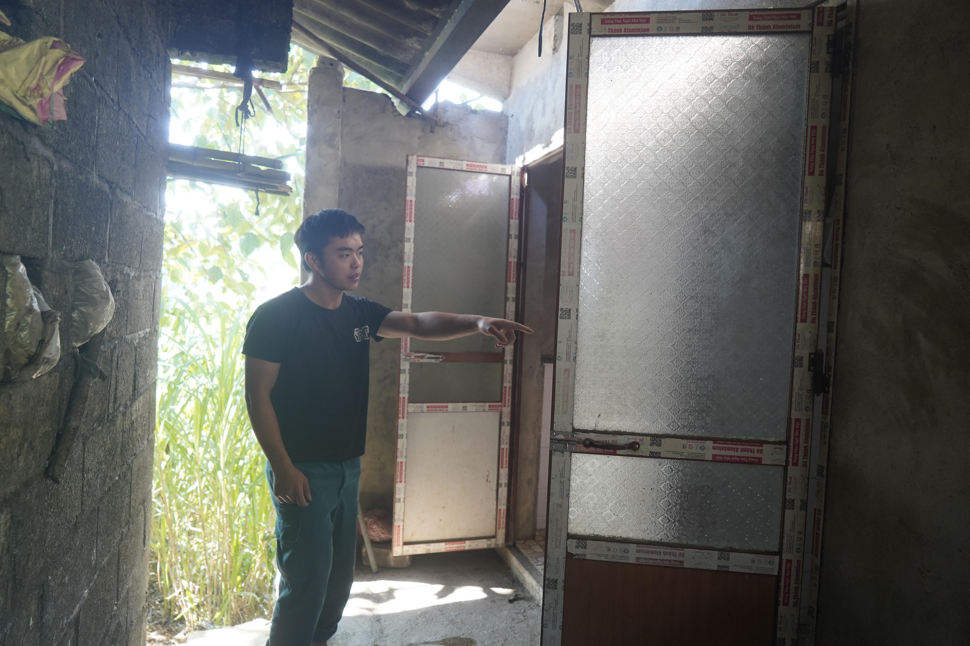 Nếp sống văn minh của bà con ở vùng cao được thể hiện qua việc tự đầu tư xây nhà vệ sinh tự hoại, nuôi nhốt bò, lợn tách biệt với nhà ở.