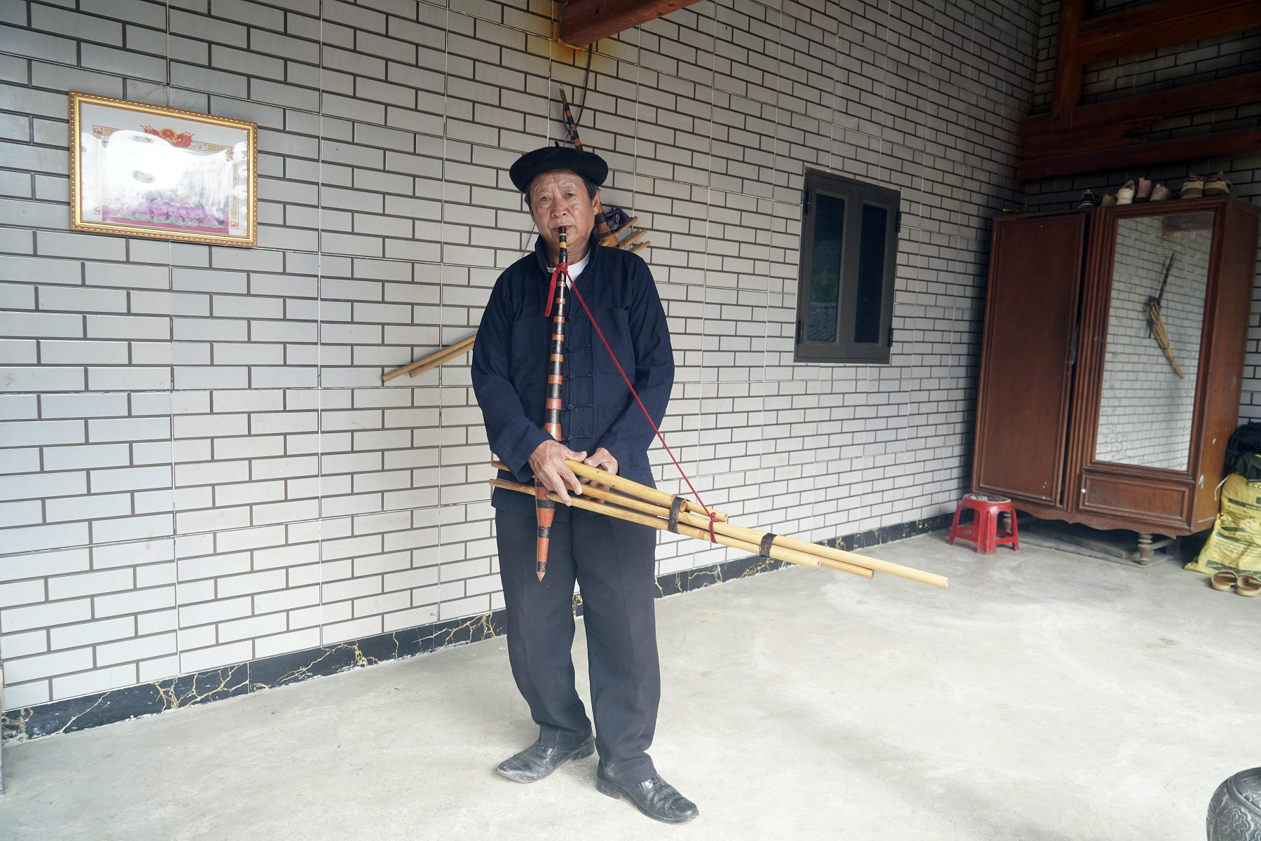 Vàng Chá Thào - Nghệ nhân Ưu tú, đồng thời được coi như "ngọn đuốc" sáng giữa xã Phố Bảng nói riêng và cộng đồng người Mông ở vùng Cao nguyên đá nói chung luôn miệt mài tuyên truyền bà con "gỡ" bỏ hủ tục lạc hậu, xây dựng nếp sống văn minh.